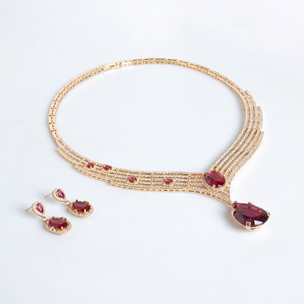 Lina teardrop bridal necklace close-up