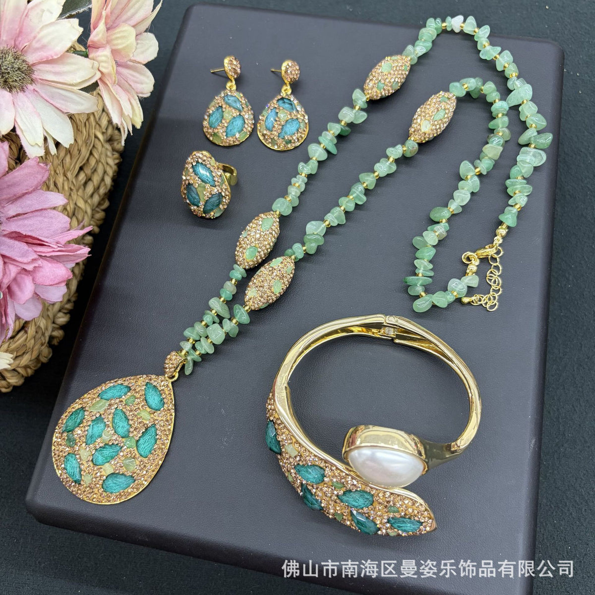 Green teardrop stone and pearl jewelry set